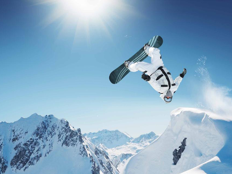 How to correctly protect wrists, knees and hips when snowboarding falls forward